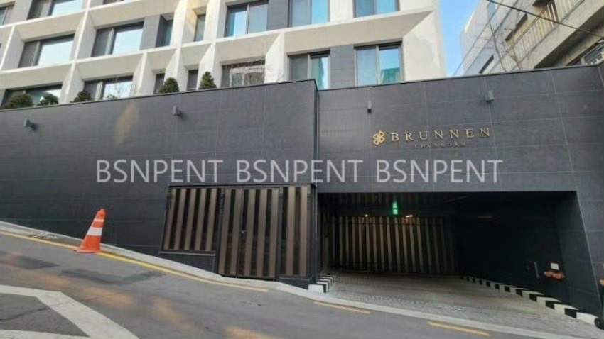 jkny9697's tweet image. It was entirely created by AI — there is no manhole cover at the community gate.