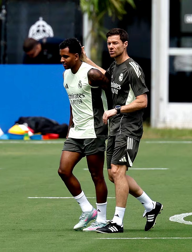 (fan) REAL MADRID FANS 🤍 tweet media