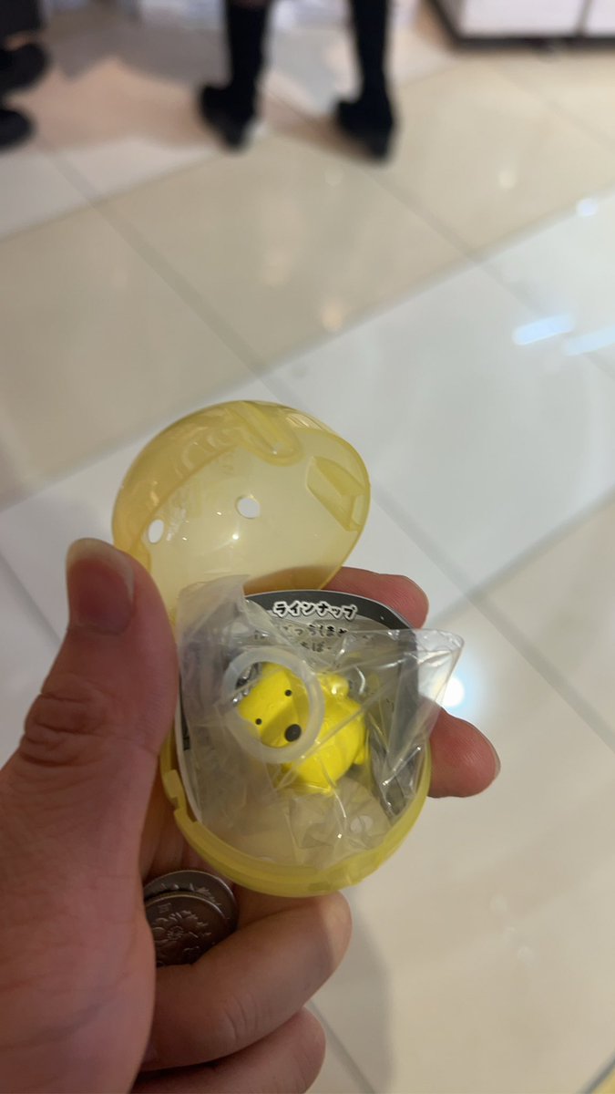 昨日フォロワーの代理でたまごっちガシャポンひいたら4連続ポチっちが出て罪悪感やばかった。