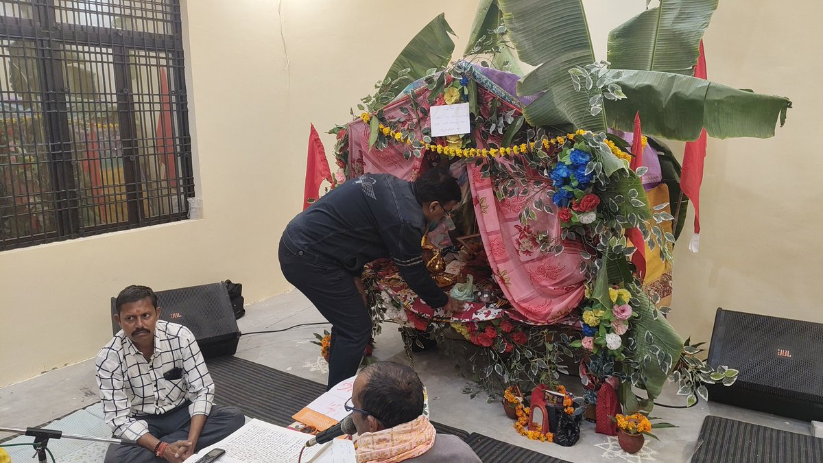 ग्राम - बुद्धिखेड़ा, मुल्लाह नगर रोड उन्नाव में प्रधान श्री राजू अवस्थी जी के द्वारा आयोजित अखंड रामायण पाठ में उपस्थित होकर प्रभु श्रीराम के चरणों में पूजा-अर्चना की।
ग्रामवासियों और श्रद्धालुओं के कल्याण, सुख-समृद्धि एवं मंगल के लिए ईश्वर से प्रार्थना की।
कार्यक्रम में सभी