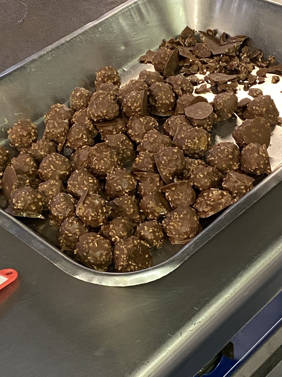 วันนี้ทำเฟอร์เรโร่คับ ไม่ยากแต่ขั้นตอนเยอะ แต่ดีกว่าเพราะไม่มีน้ำมันปาล์ม 🥹