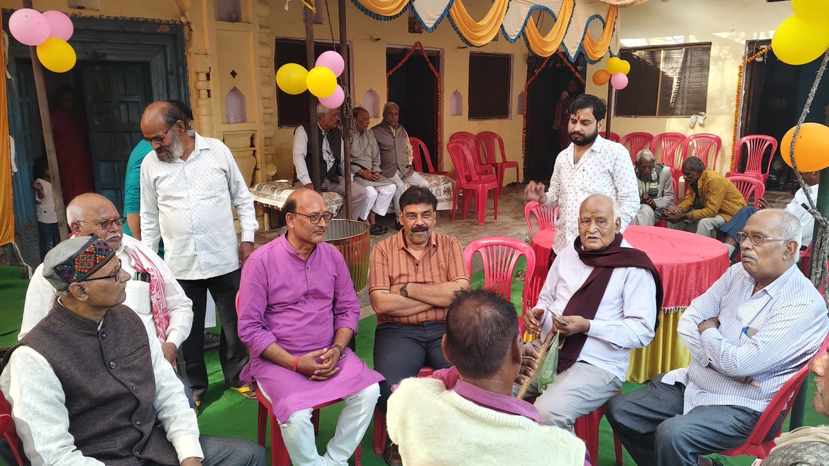 आज अकरमपुर में श्री बुध नारायण द्विवेदी जी के यहाँ आयोजित ब्रह्म भोज कार्यक्रम में सम्मिलित होते हुए 

II राधे-राधे II