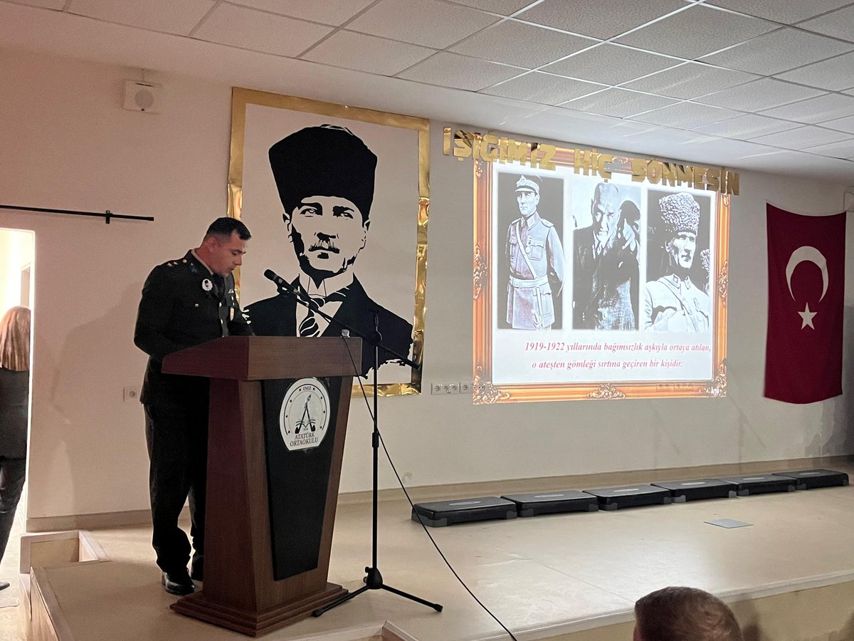 Çelenk sunma töreninin ardından Enez Atatürk Ortaokulunda anma programı gerçekleştirildi. 

Gazi Mustafa Kemal Atatürk’ün aramızdan ayrılışının 87’nci yılında rahmet, minnet ve saygıyla anıyoruz.🇹🇷