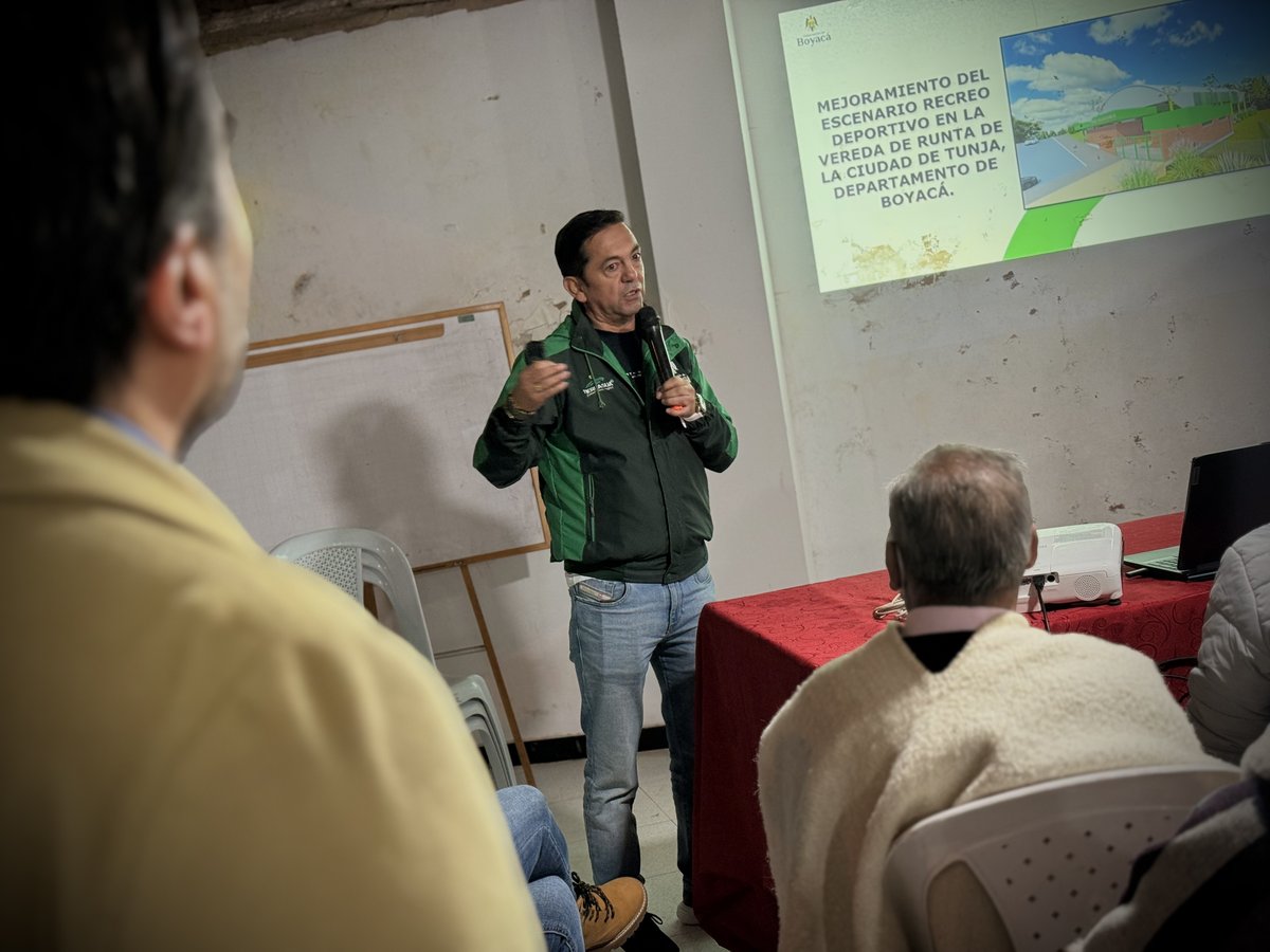 John_Carrero's tweet photo. ✨Lo que un día fue un sueño, hoy comienza a hacerse realidad para mi gente de Runta. 

Con el corazón lleno de gratitud y alegría, con @TierraSuaBoyaca hicimos la socialización del inicio de obra del Polideportivo de Runta, un espacio pensado para el bienestar, el deporte y la unión de más de siete veredas del sur de Tunja. 

Gracias al gobernador @CarlosAmayaR por creer en este propósito y por ayudarnos a cumplirle a la gente que siempre ha estado ahí —con confianza, con esperanza y con amor por esta tierra.

Hoy no hablo solo como gerente o como candidato, sino como un hijo de esta tierra que quiere seguir viendo a su gente crecer, sonreír y sentirse orgullosa de lo que juntos construimos💪. 

Porque cuando se trabaja con el corazón, las promesas se convierten en hechos… y los sueños en una #BoyacáGrande💚💜🤍.
