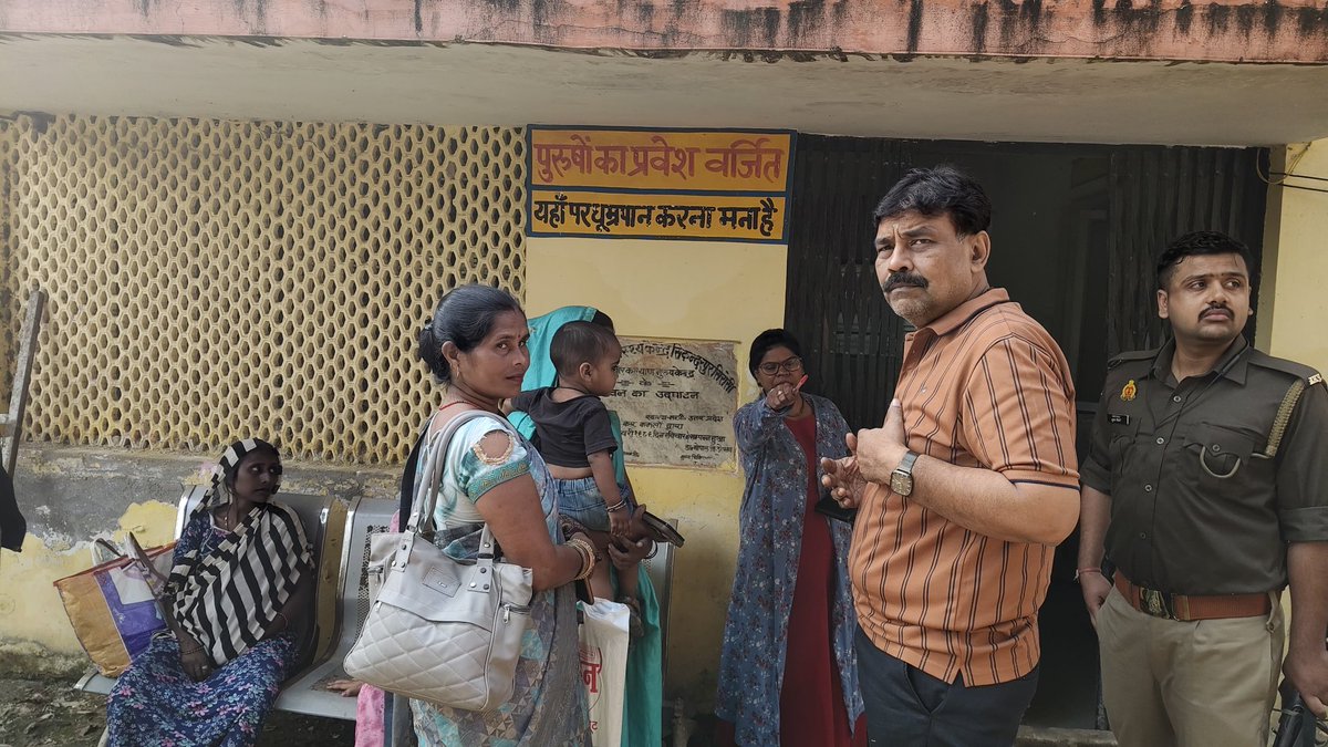 आज मातृ एवं शिशु कल्याण प्रसव केंद्र, प्राथमिक स्वास्थ्य केंद्र सरोसी, उन्नाव जो विगत दिनों से बदहाल स्थिति के कारण बंद था, उसे मेरे प्रयासों से पुनः सुचारु रूप से संचालन हेतु प्रारंभ कराया गया।
आज औचक निरीक्षण के दौरान केंद्र पर उपलब्ध स्टाफ एवं स्वास्थ्य सेवाओं की कार्यप्रणाली