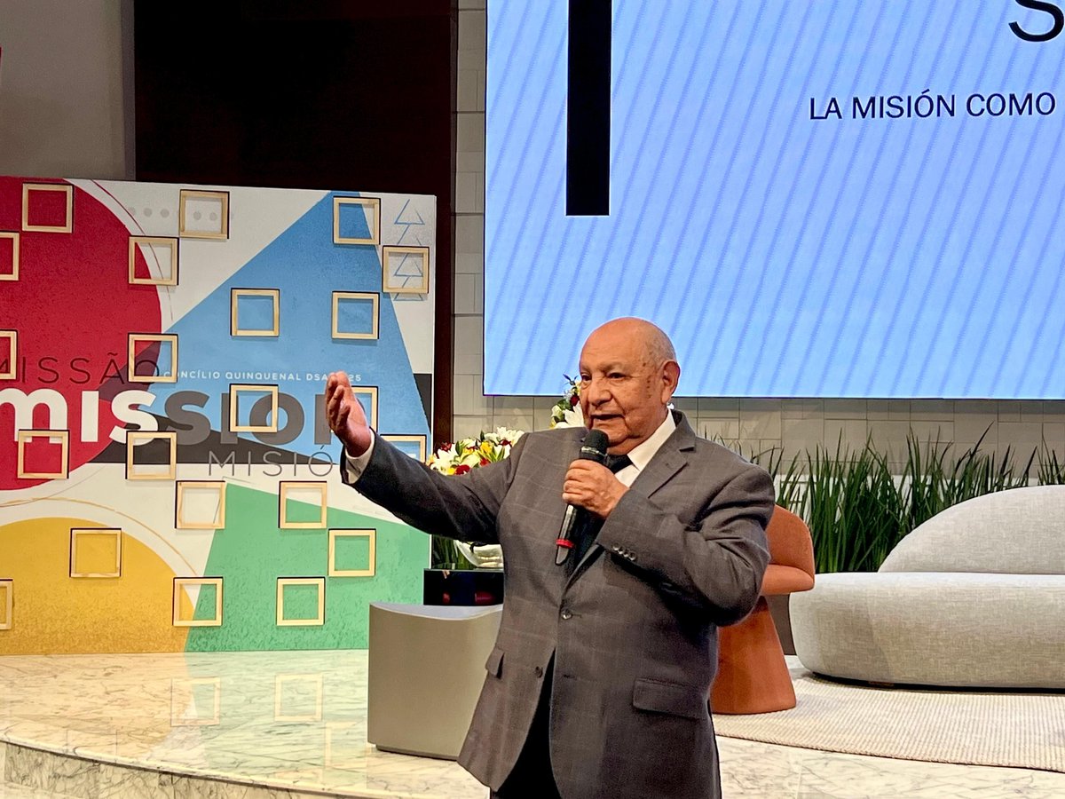 El pastor Alejandro Bullón presentó el tema “Salvos para servir: la misión como instrumento de crecimiento espiritual”, destacando el compromiso de cada adventista de estudiar la Biblia y compartir el mensaje del evangelio con más personas.