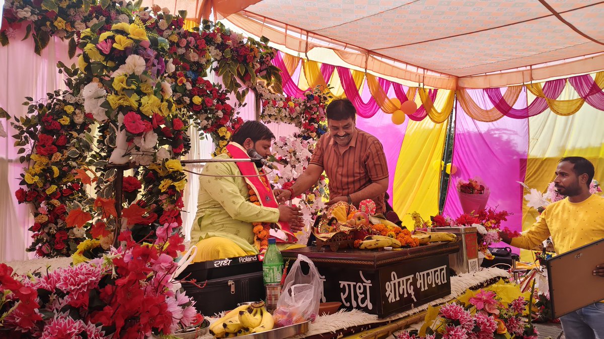 आज सरोसी में श्री जुग्गी लाल पाल जी द्वारा आयोजित भागवत कथा में पधारने का सौभाग्य प्राप्त हुआ।
कार्यक्रम स्थल पर पहुंचकर आचार्य श्री को माला, पटका, प्रतीक चिन्ह एवं बुके भेंट कर उनका ससम्मान स्वागत किया तथा उनका आशीर्वाद प्राप्त किया।
आचार्य श्री ने भी मुझे माला पहनाकर आशीर्वाद