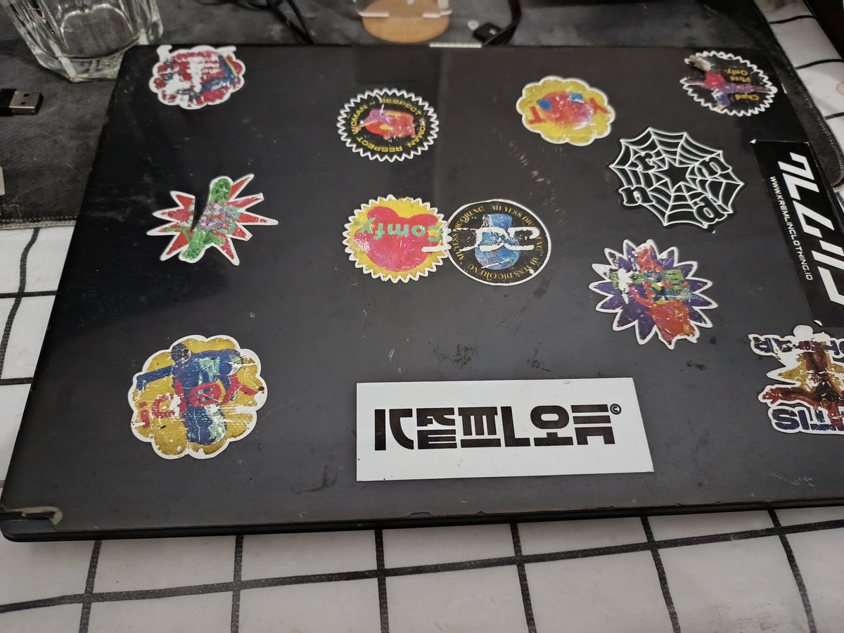 Good news: i got the new charger for my laptop
Bad news: turns out the problem is the laptop ic power

More bad news: i left it at the service place for 2 days, but turns out they haven't even touch it because they're too busy, now i gotta find another place and wait for 3-4 days