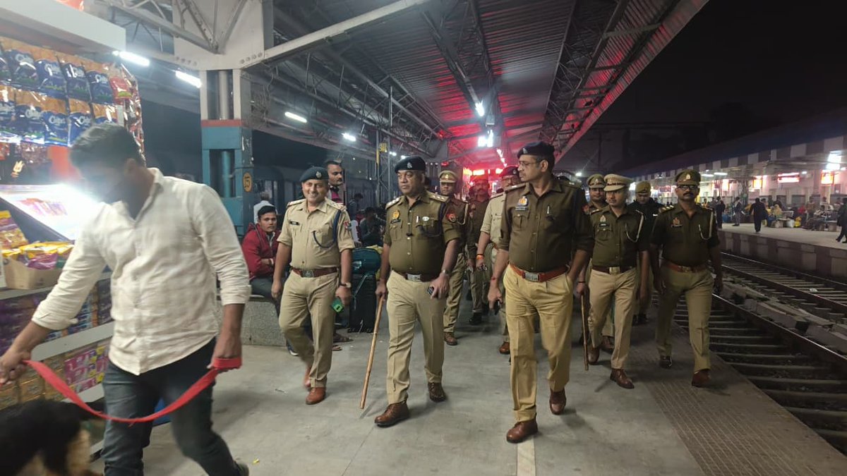 DeoriaPolice's tweet image. #SPdeoria श्री संजीव सुमन के निर्देशन में #adsp उत्तरी श्री आनन्द कुमार पाण्डेय द्वारा शांति,सुरक्षा एवं कानून व्यवस्था के दृष्टिगत भारी पुलिस बल के साथ रेलवे स्टेशन सदर का निरीक्षण कर सुरक्षा व्यवस्था का जायजा लिया गया तथा आम जनमानस से वार्ता कर उन्हें सुरक्षा का भरोसा दिलाया।