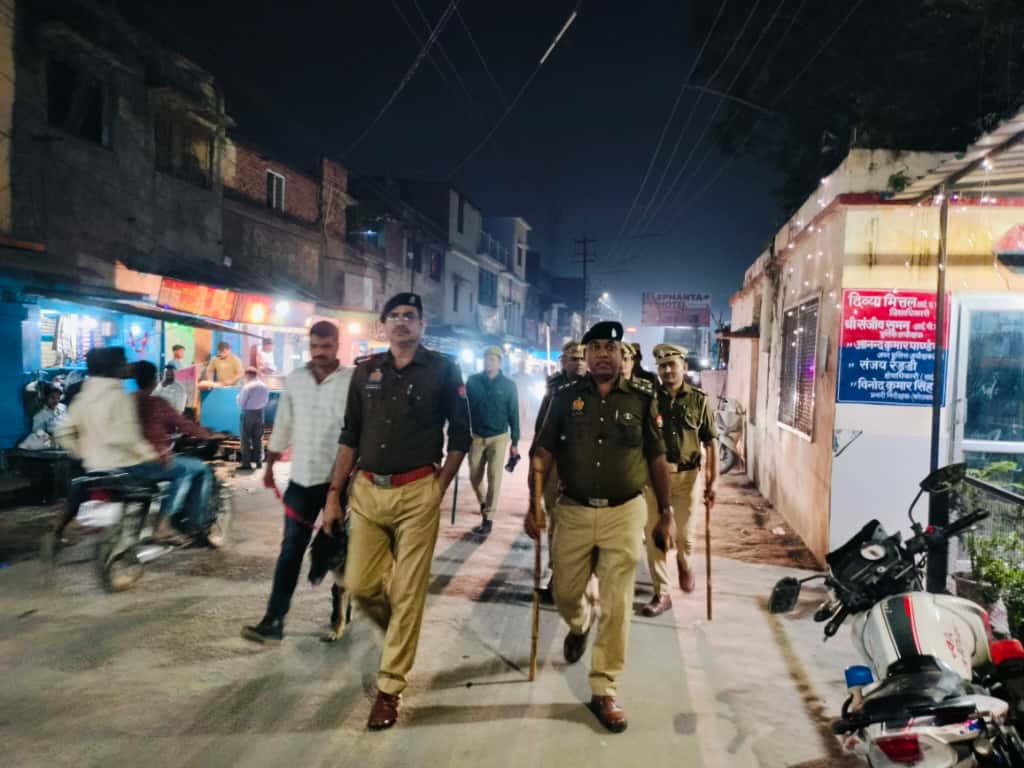 DeoriaPolice's tweet image. #SPdeoria श्री संजीव सुमन के निर्देशन में #adsp उत्तरी श्री आनन्द कुमार पाण्डेय द्वारा शांति,सुरक्षा एवं कानून व्यवस्था के दृष्टिगत भारी पुलिस बल के साथ रेलवे स्टेशन सदर का निरीक्षण कर सुरक्षा व्यवस्था का जायजा लिया गया तथा आम जनमानस से वार्ता कर उन्हें सुरक्षा का भरोसा दिलाया।