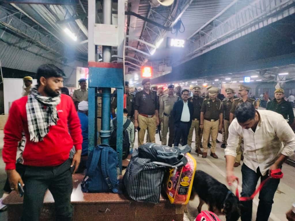 DeoriaPolice's tweet image. #SPdeoria श्री संजीव सुमन के निर्देशन में #adsp उत्तरी श्री आनन्द कुमार पाण्डेय द्वारा शांति,सुरक्षा एवं कानून व्यवस्था के दृष्टिगत भारी पुलिस बल के साथ रेलवे स्टेशन सदर का निरीक्षण कर सुरक्षा व्यवस्था का जायजा लिया गया तथा आम जनमानस से वार्ता कर उन्हें सुरक्षा का भरोसा दिलाया।