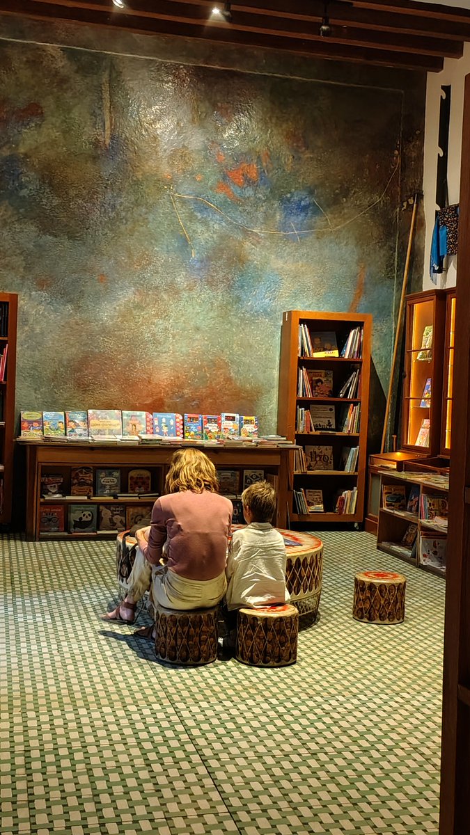 ✨ TOMEMOS ESTE MOMENTO ✨
"Nunca es demasiado pronto para acercar a las niñas y niños a los libros. Los bebés nacen con necesidades primarias de alimentación, afecto, sueño y también de relatos", dice Marie Bonnafé en su libro _Los libros, eso es bueno para los bebés_. ❤️