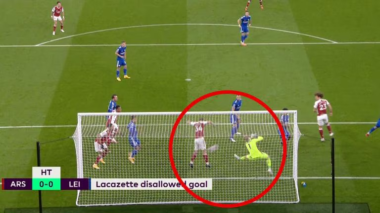 Ekki var fjaðrafokið eins þegar þetta mark var dæmt af.