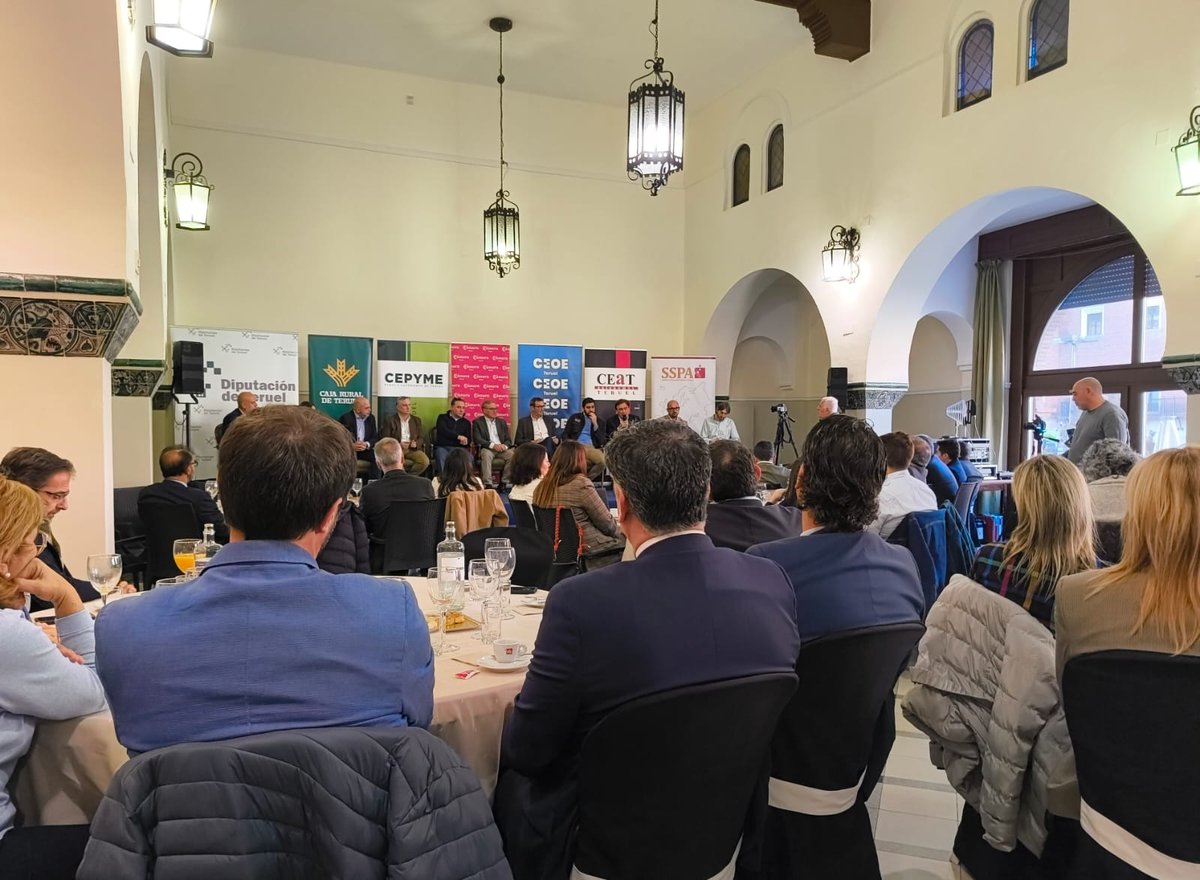 Nuestro compañero Daniel Egeda ha asistido, en Teruel, al “Desayuno Empresarial” organizado por CEOE Teruel, CEPYME Teruel, CEAT Teruel y la Cámara de Comercio de Teruel para concienciar e informar sobre la situación actual de las ayudas al funcionamiento.