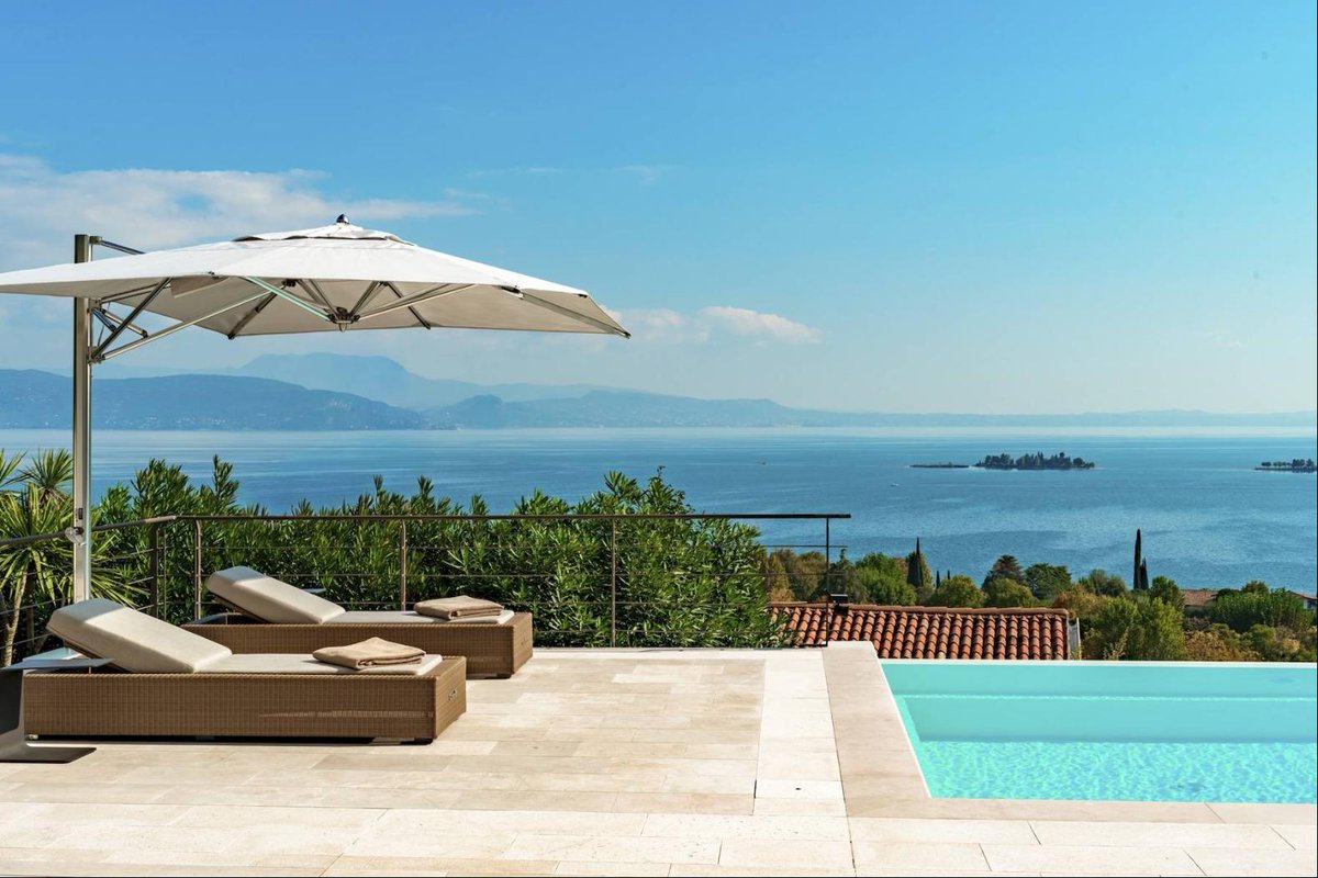 FOR SALE - Prestigious villa with pool and panoramic views dlvr.it/TPBDg9