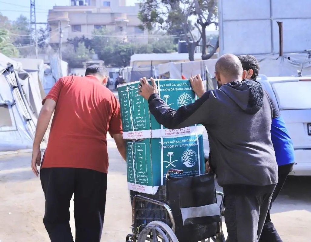 عطاء سعودي إنساني لا مثيل له..

السعودية توزع آلاف السلال الغذائية وعبوات حليب الأطفال لـ(17.000) طفل في شمال وجنوب #غزة.

-