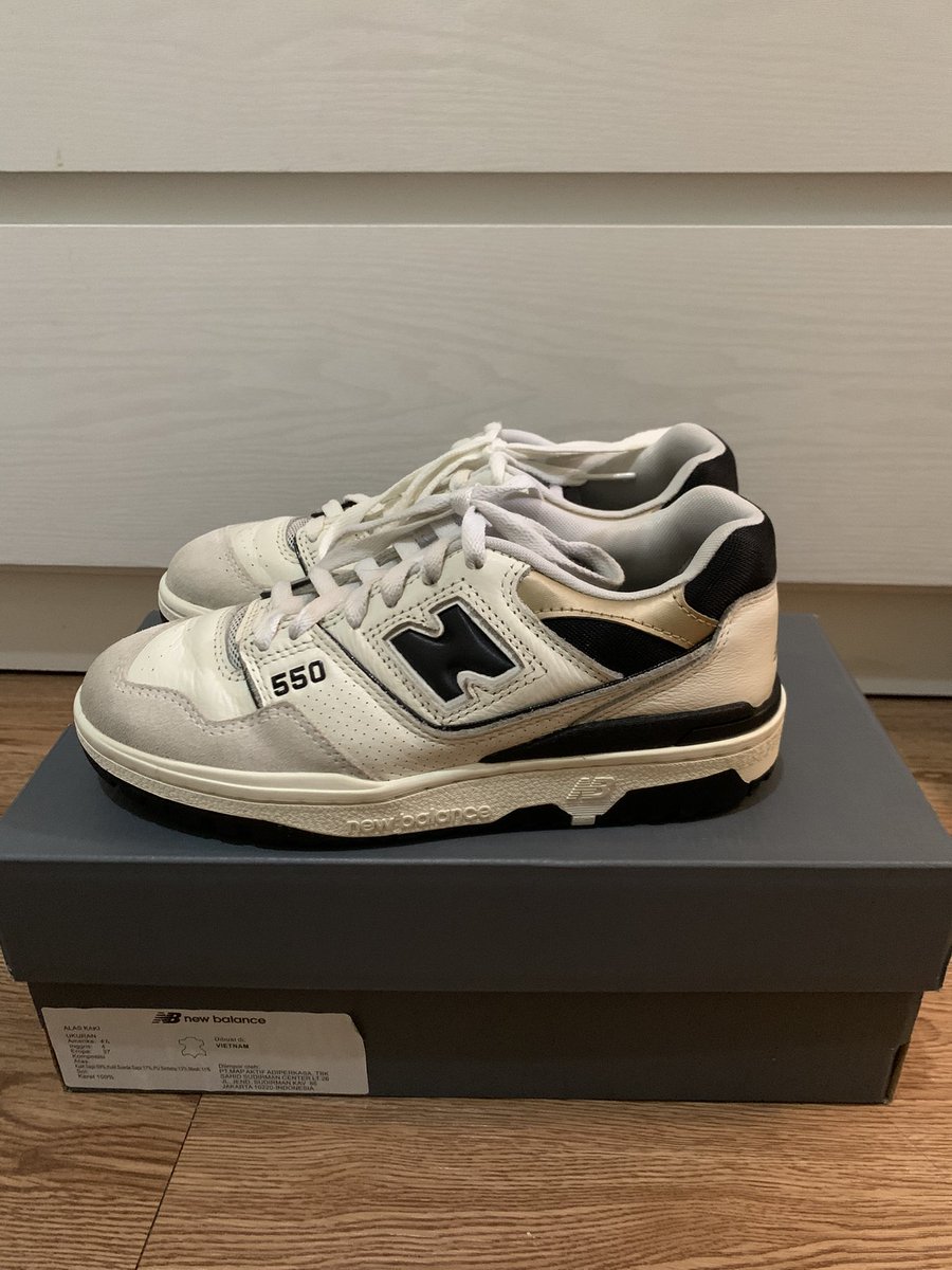 aylamarrrr's tweet photo. Preloved sepatu NB 550 size 37
Original beli di mall 
Bahan leather mix suede. Warnanya bukan putih yaaa tp agak bw (putih gading)
Dikirim dari kota Bekasi. Mau tanya boleh DM yaa

Wtb wts #zonauang #preloved #sneakers #wtb #wts #kotabekasi #fashion #newbalance https://t.co/qjbHLMGTvr