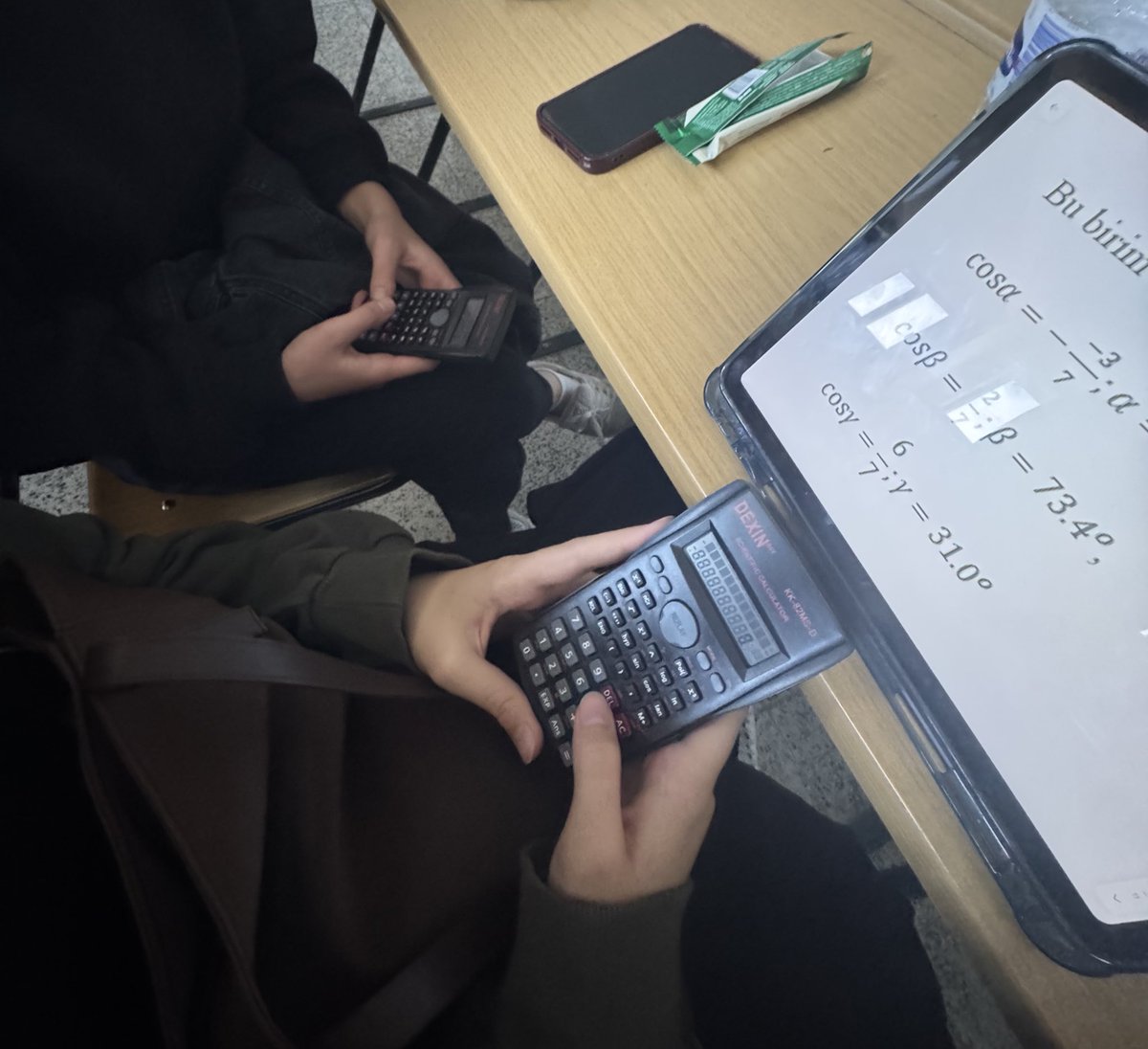 allahim sen fızık sınavına 25 dk kala hesap makınesı kullanmayı ogrenmeye calısanların da rabbısın😭