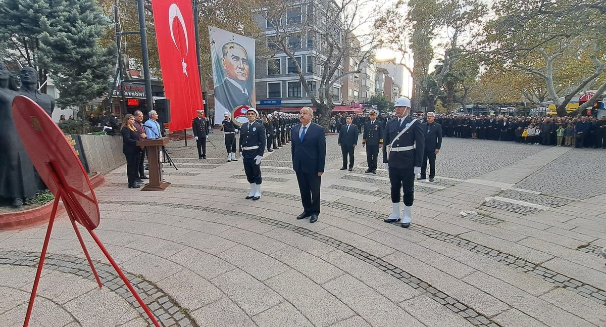 Kaymakamımız Hasan Göç, Cumhuriyetmizin Banisi Gazi Mustafa Kemal Atatürk'ün ebediyete irtihâlinin 87. yıldönümü sebebiyle Atatürk Anıtına Çelenk sundu.