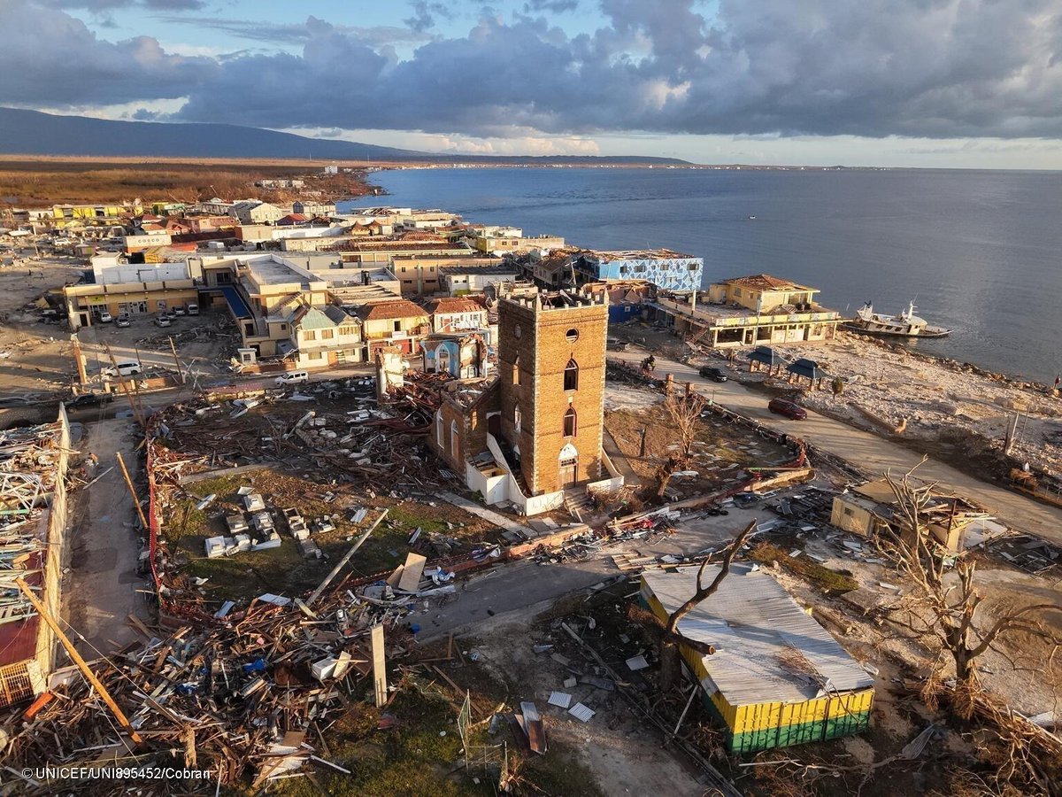 Die Klimakrise trifft uns alle - und besonders die Kinder.
💨 Stürme zerstören ihre Häuser
🌊 Überschwemmungen vertreiben Familien
🔥 Rekordhitze macht Kinder krank
🌾 Dürren führen zu Hunger und Unterernährung

Die Verhandlungen auf der #COP30 sind zentral #fürjedesKind 🌍 (1/3)