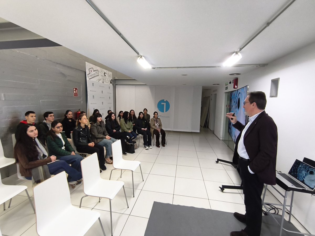 Con alumnos de segundo de periodismo de <a href="/fcomunav/">fcomunav</a>, visitando <a href="/DiariodeNavarra/">Diario de Navarra</a>. Como siempre, muchas gracias por la dedicación y el afán de enseñar a nuestros futuros periodistas