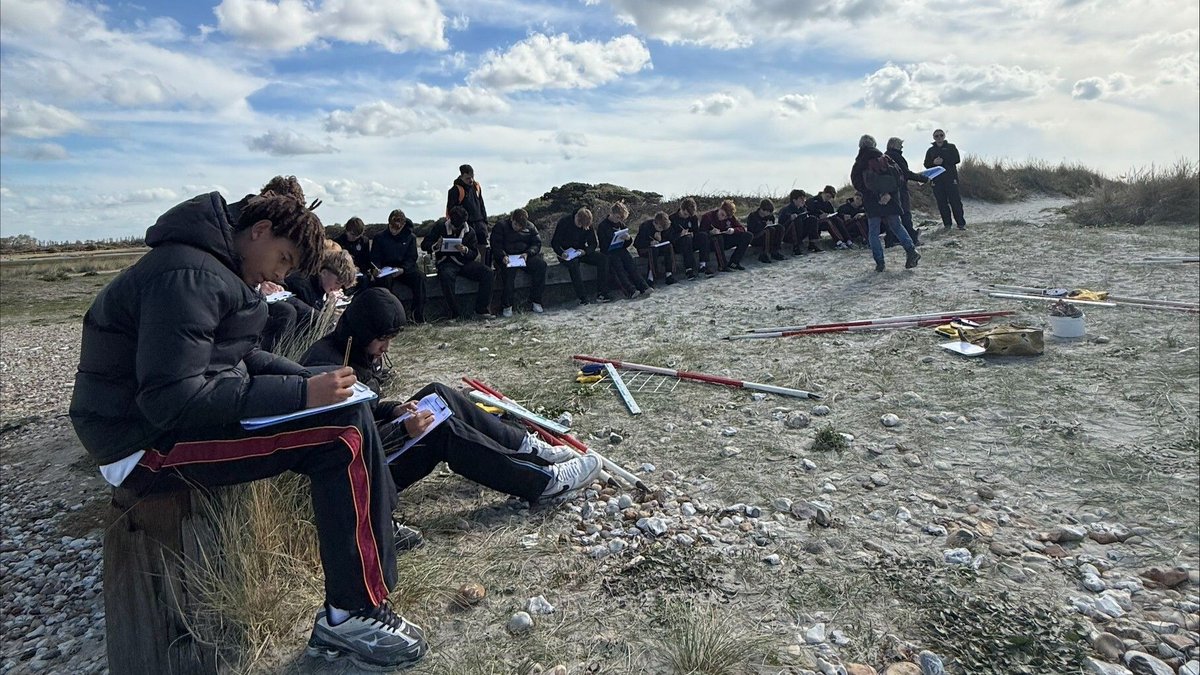 Last term, our #ShiplakeYear11 #ShiplakeGeography pupils travelled to the West Sussex coast for their annual fieldtrip day! West Wittering is an ideal site for studying coastal processes and landforms; read more at buff.ly/L9aPv4r #ShiplakeInspirational