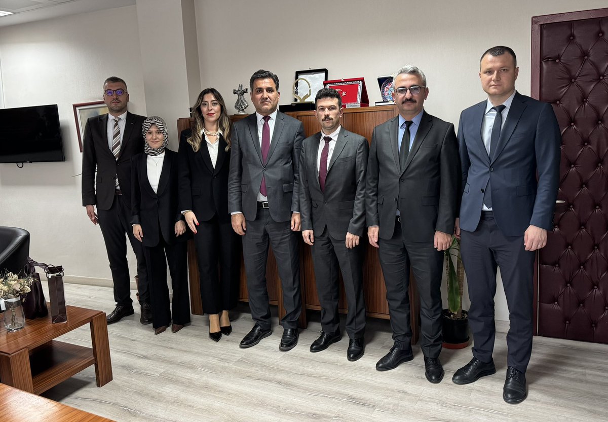 Derneğimiz Başkanı Sayın Abdurrahman Bahtiyar HOZER, ve Yönetim Kurulu üyelerimiz, Sigorta Primleri Genel Müdürlüğü Kayıt Dışı İstihdamla Mücadele Daire Başkanı Sayın Ali AYDOĞDU’yu makamında ziyaret etmiştir. Kendilerine nazik kabulü ve misafirperverliği için teşekkür ediyoruz.