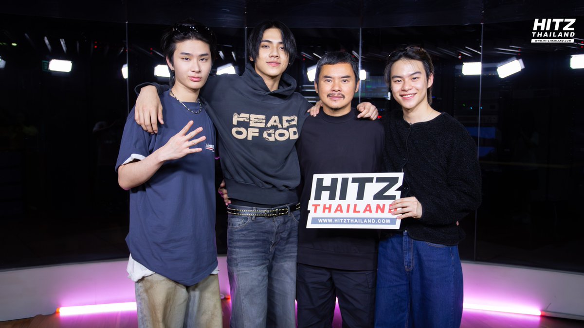 HITZThailand's tweet photo. 'พี่ย้ง ทรงยศ' พาน้องๆ 'มาร์คคริส, ภีมวสุ, ไทย วง BUS' มาเช็คอินและพูดคุยถึงเพลงใหม่  'ยังรักอยู่ไหม (Stars.)'  ใน #HITZCheckIn LIVE! with #DJJOB

#HITZThailand #AllTheHits
#ฮิตซ์xBUS_ยังรักอยู่ไหม
#BUS_ยังรักอยู่ไหม
#BUSbecauseofyouishine
#SONRAYMUSIC

@Marckrisk  @thaichayanon  @PEEMWASU_  @BUS_SONRAY  @sonraymusic 

👉🏻 ใครไม่ทันได้ดูสัมภาษณ์สด คลิกชมย้อนหลังได้ที่
https://t.co/wDCEJuHpTU