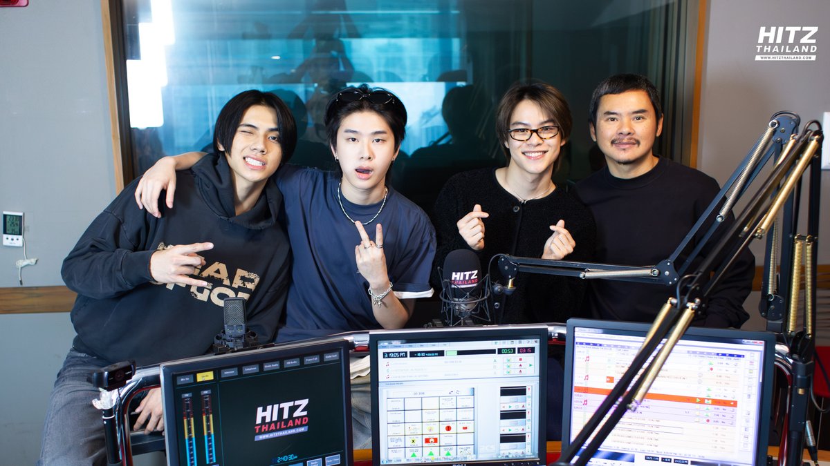 HITZThailand's tweet photo. 'พี่ย้ง ทรงยศ' พาน้องๆ 'มาร์คคริส, ภีมวสุ, ไทย วง BUS' มาเช็คอินและพูดคุยถึงเพลงใหม่  'ยังรักอยู่ไหม (Stars.)'  ใน #HITZCheckIn LIVE! with #DJJOB

#HITZThailand #AllTheHits
#ฮิตซ์xBUS_ยังรักอยู่ไหม
#BUS_ยังรักอยู่ไหม
#BUSbecauseofyouishine
#SONRAYMUSIC

@Marckrisk  @thaichayanon  @PEEMWASU_  @BUS_SONRAY  @sonraymusic 

👉🏻 ใครไม่ทันได้ดูสัมภาษณ์สด คลิกชมย้อนหลังได้ที่
https://t.co/wDCEJuHpTU