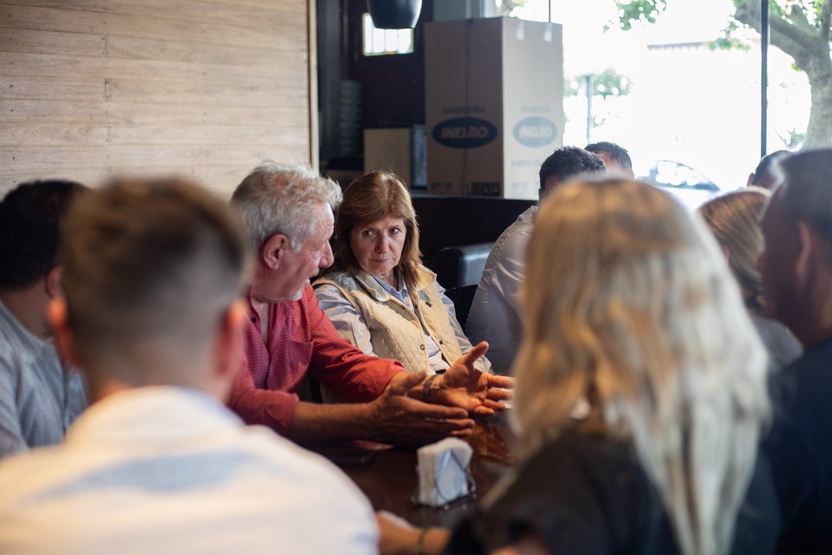 Se desplegó un operativo de ayuda en 9 de Julio para las zonas más golpeadas por las inundaciones, con equipo de Nación y la Sra ministra Patricia Bullrich. Estuvieron presentes Gonzalo Cabezas y Analia Balaudo, el jefe regional de Anses, coordinadores de la sección, y concejales