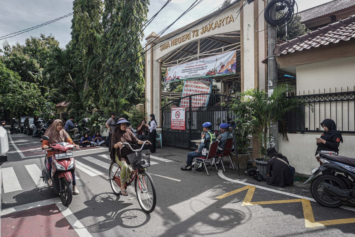 Polisi menemukan tujuh peledak yang dibawa terduga pelaku peledakan di SMA Negeri 72 Jakarta Utara. Empat meledak dan tiga tidak meledak, kata Densus 88 Antiteror Polri. bbc.com/indonesia/arti…