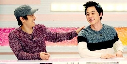 앤디: 얼마 전 동완이 형이 냉장고 뒤지면서 "밀키스랑 칠성사이다 중에 뭐가 좋아?"라고 물어봤다. 나는 밀키스라고 대답했어. 다음 순간 자신감 넘치는 표정로 "뭐, 콜라밖에 없는데" 이러면서 콜라 던지고 왔어