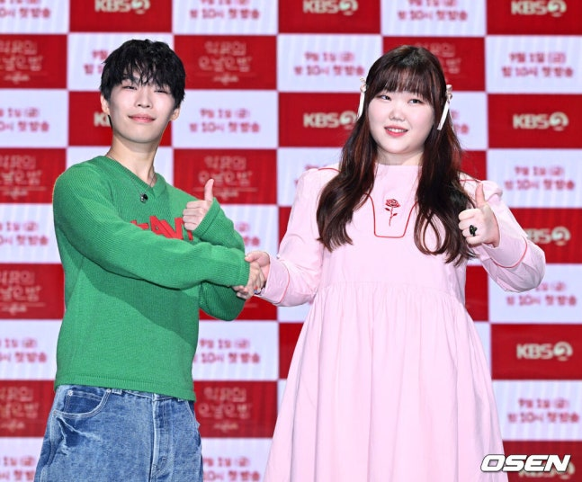 tang__kira's tweet image. Ayah dari AKMU, Lee Seonggeun mengungkapkan bahwa keluarga mereka turun tangan langsung untuk menjaga Lee Suhyun saat ia mengalami burnout.

Sang ayah  pun menjelaskan:
“Kami keluarganya pun awalnya tidak tahu mengenai hal itu. Namun, sejak Chanhyuk wamil, Suhyun seolah memasuki…