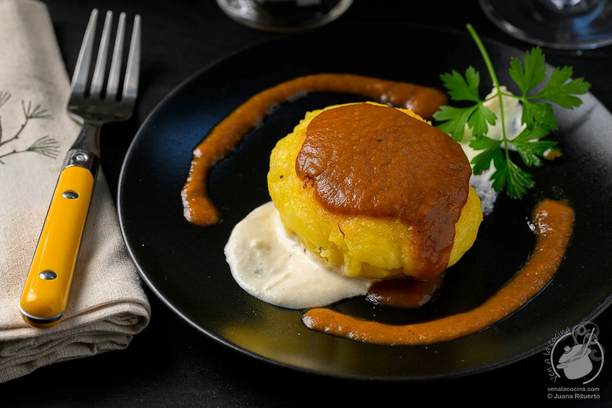 Deliciosa #receta para convertir las #sobras de un día en un plato de lujo para otro: unas deliciosas #patatas rellenas de #carrilleras y salsa de #vino tinto sobre crema de #queso
venalacocina.com/2025/11/patata…