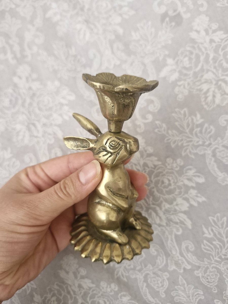 Dün gittiğimiz cafede bir şamdanlığı çok beğenmiştim, arkadaşıma gösteriyorum sevgilisi de kürt kökenli olduğu için üstüne vazife olarak algıladı galiba çıkışta çok beğenmiştin göz hakkıdır diyerek çıkarttı verdi. Şamdanlık neyse de göz hakkı yayılmacı istekleriniz bitmedi gitti.