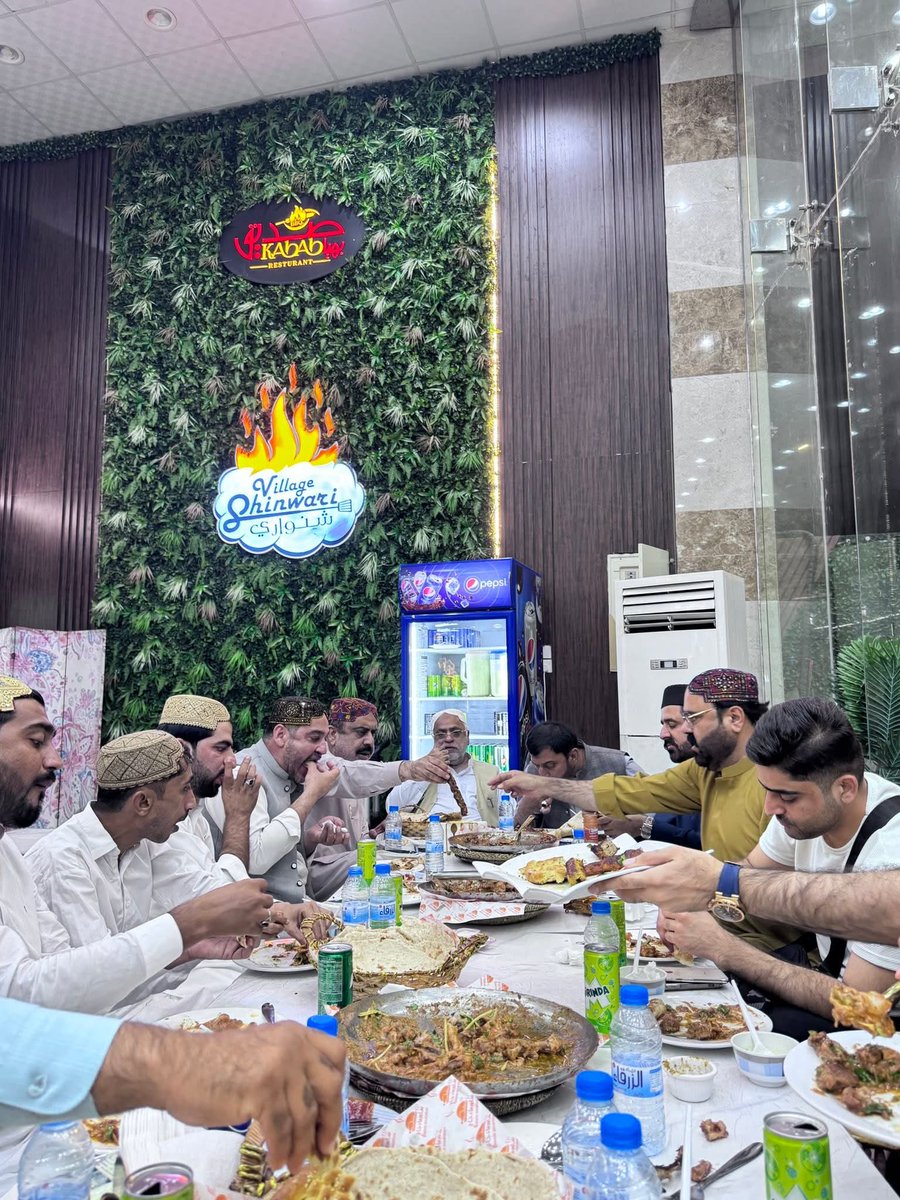 Rindalbalooshi's tweet photo. مدینہ منورہ 
سردار سیف الرحمان رند،اوستہ محمد ضلع وئیس چئیرمین حاجی غلام مصطفی رند میر شفیق الرحمان رند میر حفیظ الرحمان رند میر یوسف خان رند  میر وسیم خان رند میر نصراللہ رند میر عبدالکبیر رند الحمدللہ مدینہ م ظہرانہ 10/11/25
@Fiza_Gilani @raza https://t.co/rRrqUYxOHZ