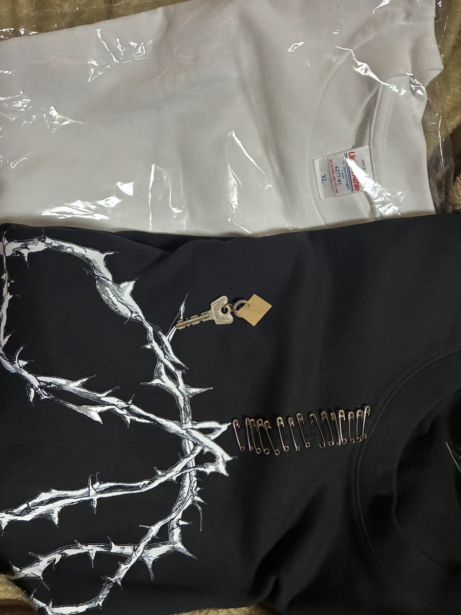 yuchaaan6363's tweet image. 昨日ライブ連れてってもらった✨
YOSHIYAさんとMOTOAKIさんみれた🥹
ライブは勿論最高やったし👱🏼‍♂️も大興奮やった！
グッズも買ってもろた🫶
セトリとピック…いただいた😭写真も〜！
めちゃくちゃ良い思い出になったぁ〜😭

#SOBUT
#BBSTREET