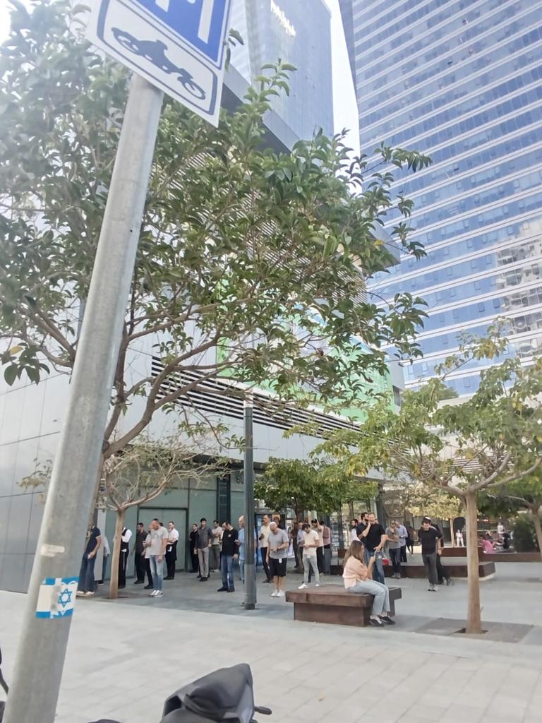 ayeletlash9's tweet image. לב תל אביב. סתם כך באמצע הרחוב. 
תפילת מנחה❤️