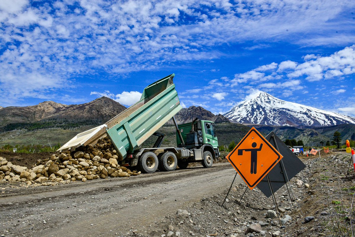 PAVIMENTAMOS EL CAMINO HACIA MAMUIL MALAL

Avanzamos con la obra de pavimentación de la Ruta Provincial 60, una traza estratégica que conecta al Parque Nacional Lanín con el límite chileno. Estos trabajos, que se desarrollan en plena cordillera, representan un paso más en la