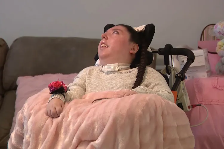 Cultination1's tweet photo. 🇺🇸 Un « MIRACLE médical » : Elle n’aurait jamais dû vivre plus de 6 mois, mais cette femme née sans cerveau fête ses 20 ans aux États-Unis.

Alex Simpson n’aurait dû vivre que 6 mois, un an tout au plus, comme tous les bébés touchés par cette maladie rare. Elle souffre d’hydranencéphalie, une maladie rare caractérisée par l’absence de développement des hémisphères cérébraux, qui sont remplacés par des poches contenant du liquide céphalorachidien. En d’autres termes, son cerveau est inexistant ou presque.

Cette pathologie touche à peine 1 bébé sur environ 100000 aux États-Unis. Malgré l’absence quasi totale de cerveau, Alex est plus consciente que les gens ne le croient. Elle peut percevoir et pressentir les choses qui se passent autour d'elle.

Le record de longévité pour une personne souffrant d’hydranencéphalie est de 32 ans, mais sous état végétatif.
 (Le Parisien & People)