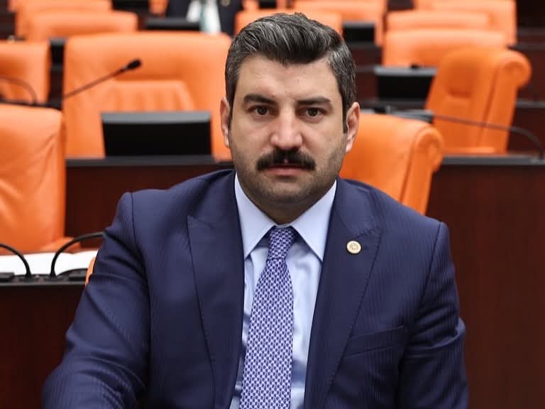 Her zaman olduğu gibi <a href="/Sanliurfaspor/">Kızılkaya Tarım Şanlıurfaspor</a> ' umuza maddi ve manevi destek çıkan gençlerin abisi değerli vekilimiz <a href="/ibrahimeyyupogl/">Av.İbrahim EYYÜPOĞLU</a> 'na taraftarlarımızın adına teşekkür ederim.