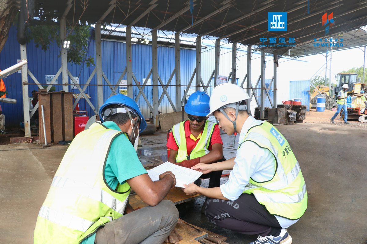 CscecSlk's tweet image. Yin Daibiao, a post-95 engineer at CSCEC Sri Lanka, joined the 27.7 km Upper Elahera Canal Project right after his master’s degree. Despite language and cultural challenges, he  built strong friendships with the local team, overcaming geological difficulties together.
#CSCEC #UWB