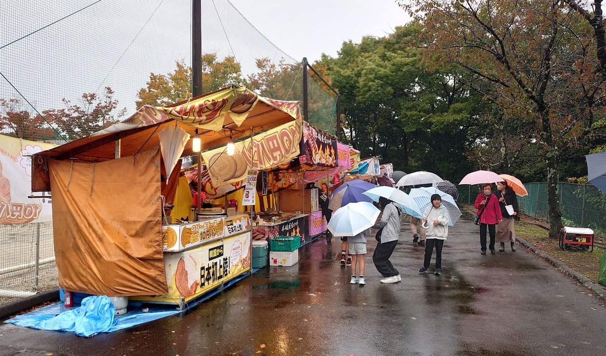 PCM8's tweet image. 美濃市の台山ヒロックで開催の美濃市総合フェア 2025行ってきました。
ステージ前では６日前に当選し就任したばかりの
美濃市の新市長が、寒い中ぽつんとステージ前に立って観戦していましたｗ（写真中央のスーツの人） #美濃市総合フェア