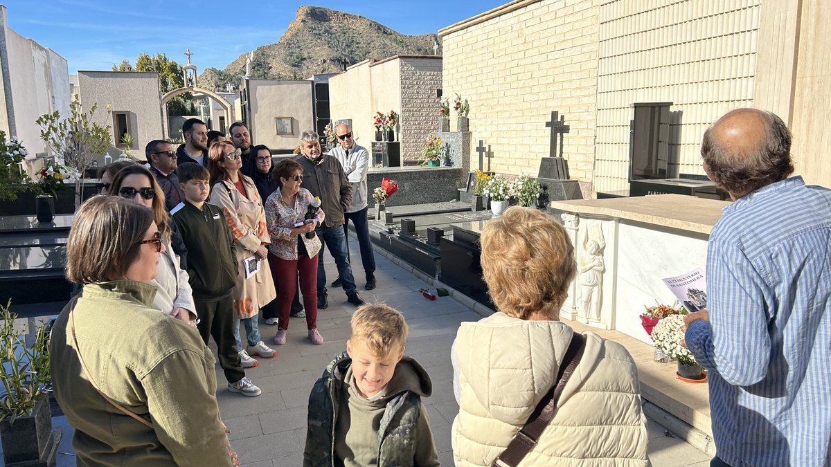 “Los muertos solo están muertos, cuando el vivo los olvida”.
Visita guiada al cementerio de Santomera de la mano de nuestro cronista Blas Rubio. 
Gracias por este viaje por la historia y personas de nuestro pueblo.