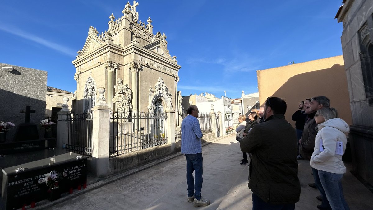 PSantomera's tweet image. “Los muertos solo están muertos, cuando el vivo los olvida”.
Visita guiada al cementerio de Santomera de la mano de nuestro cronista Blas Rubio. 
Gracias por este viaje por la historia y personas de nuestro pueblo.