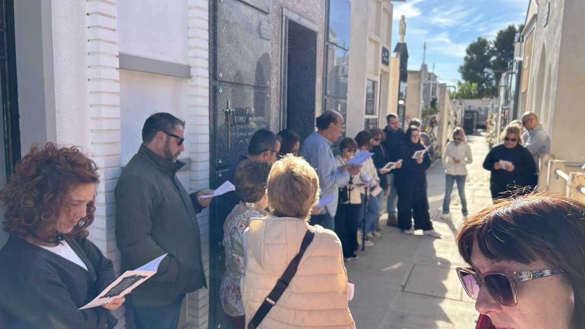 PSantomera's tweet image. “Los muertos solo están muertos, cuando el vivo los olvida”.
Visita guiada al cementerio de Santomera de la mano de nuestro cronista Blas Rubio. 
Gracias por este viaje por la historia y personas de nuestro pueblo.