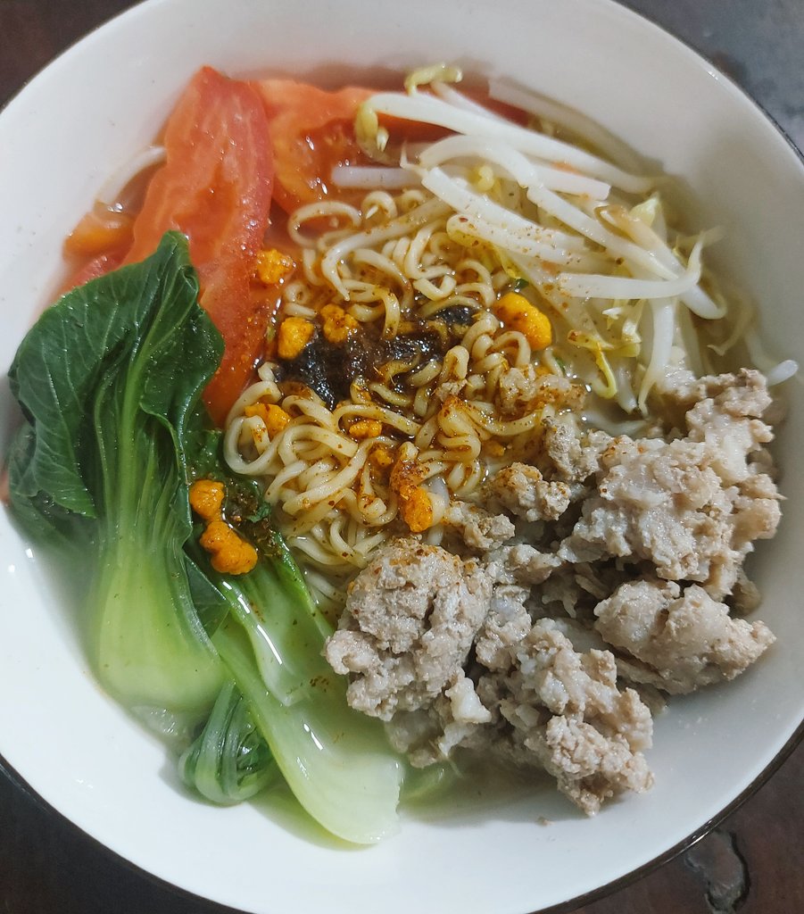 kierenita's tweet image. ลองทำมาม่าสูตร #เตนล์กิน แล้ว รสชาติดีมากอย่างไม่น่าเชื่อ (โปรดหั่นผักก่อนต้ม) เต็ม 10 ให้ 10!!! (อย่าลืมหั่นผัก)