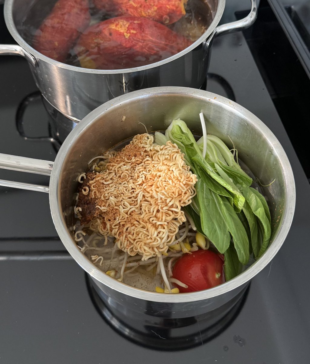 kierenita's tweet image. ลองทำมาม่าสูตร #เตนล์กิน แล้ว รสชาติดีมากอย่างไม่น่าเชื่อ (โปรดหั่นผักก่อนต้ม) เต็ม 10 ให้ 10!!! (อย่าลืมหั่นผัก)