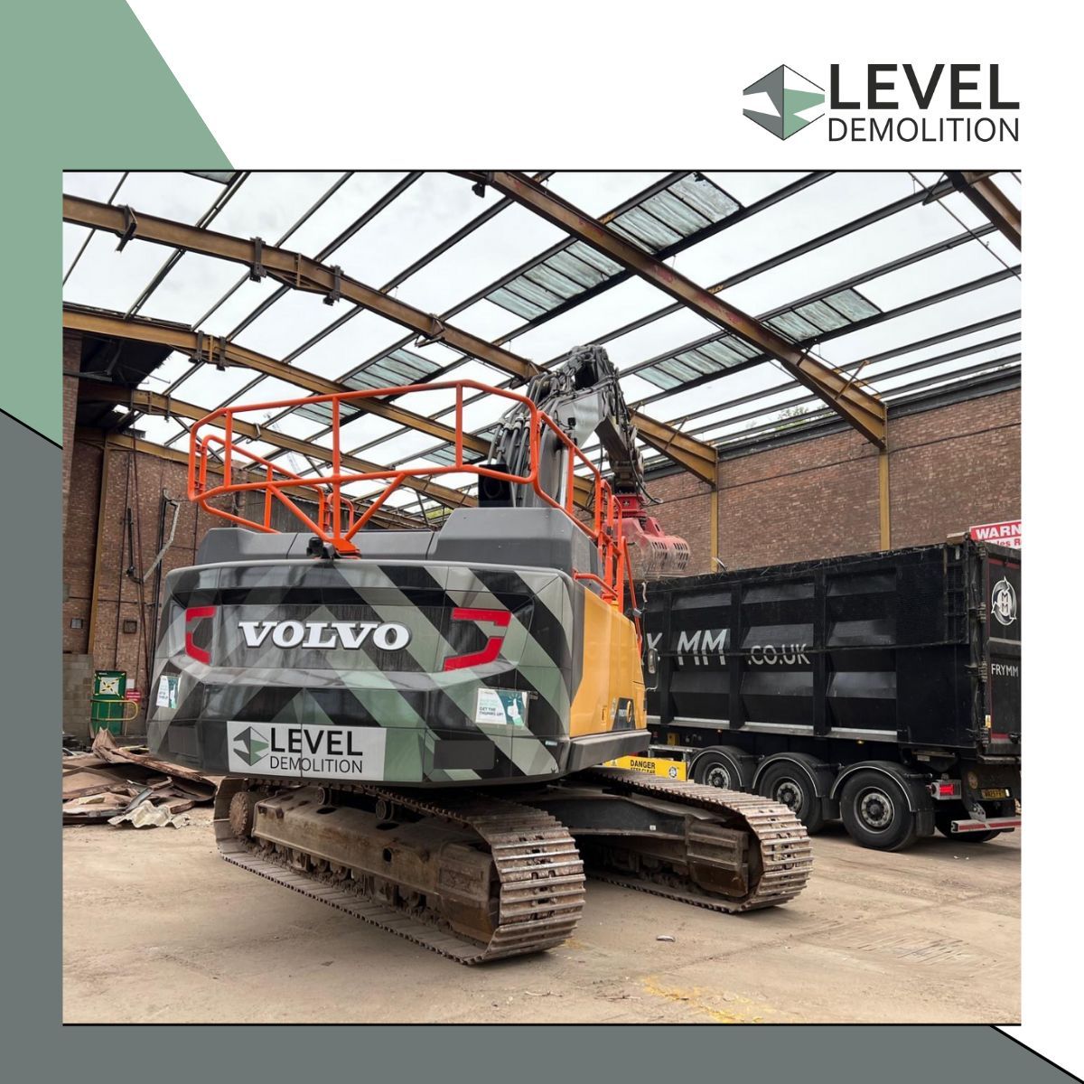DemolitionLevel's tweet image. Incredible to see our new Volvo EC380E Demolition Rig tearing it up at Hendon Waste Transfer Station, London 💪 Strength + precision in one beast. Supporting @Official_McLH in controlled demolition. SAFE. STRONG. SUSTAINABLE. #LevelDemolition #Demolition #LondonProjects