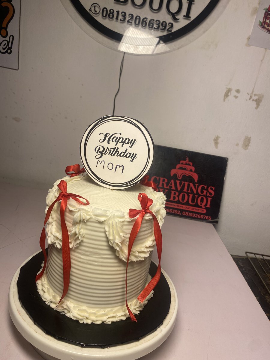 Happy New Week
Vintage cake for a Mom
Cake size: 6inches,3layers
Flavour: Redvelvet 
Frosting: Buttercream 

📍Ibadan
